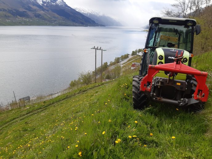 Traktor med utsikt over nytt eplefelt